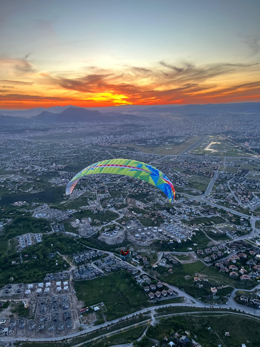 Kayseri üzerinde gün batımında renkli kanat